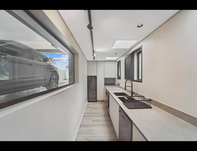 5 BEDROOM HOUSE FOR SALE IN BANTRY BAY